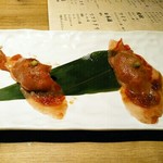 闘牛門 別邸 和ノ牛 - 予め軽く炙られた肉寿司。ひとり１個。焼肉のたれ＆少しのわさびで。