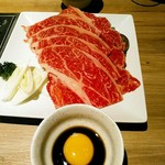 闘牛門 別邸 和ノ牛 - 出汁しゃぶしゃぶはひとり２枚。甘いお醤油＆卵黄で。