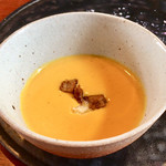 マルタ - バターナッツかぼちゃを使ったスープ
      (上には自家製発酵バターのバタークリーム)