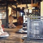 いろり茶屋 萬久 - 落ち着いた店内。囲炉裏もある。