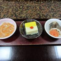 稚加榮 本店 - お座敷に入った時には最初の美味しそうな小鉢が並べてありました、小鉢は３つです