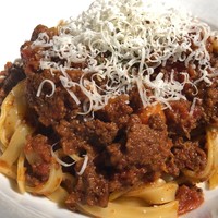 大井町銭場精肉店 - よく見ると、やっぱり生肉が乗っています。サービス？