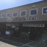 ランチとカフェの店 ふれあい - 向かって右端の階段を上がります