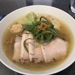 Japanese Soba Noodles 蔦 - チャーシューワンタン塩ＳＯＢＡ（斜め上から）
