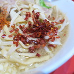ラーメン二郎 - 粗挽き唐辛子投下～♪