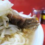 ラーメン二郎 - ブタの厚み