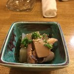 居酒屋山さん - お通し 大根とイカの煮物
