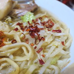 ラーメン二郎 - 粗挽き唐辛子投下～♪