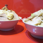 ラーメン二郎 - ＜参考＞大豚野菜ニンニク（左）との比較
