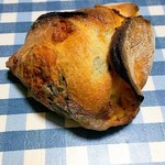 くるみのランプ - ほうれん草のチーズパン