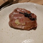 闘牛門 別邸 和ノ牛 - ネギと塩昆布をのせます