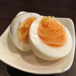 渡邊カリー - ピクルス煮卵をつまみながら待ちますよ〜