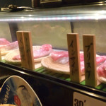 立喰い焼肉　おやびん - ネタケースには美味しそうな牛肉がズラリ♪