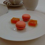 フランス料理 壺中天 - 桃のゼリーとフランボワーズのマカロン