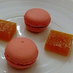 フランス料理 壺中天 - 桃のゼリーとフランボワーズのマカロン
