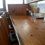 煮干し中華 らーめん 八 - カウンター席
      4席くらいでしょうか