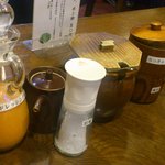 丸五 - テーブルの調味料。