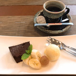 Dainingu Sakae - ランチのコーヒーと
      プラス300円  本日のデザート