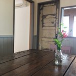 しましま食堂 - 左が和室入口 扉向こうはテラス席でビーチ