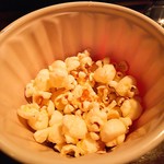 またたび餃子 - お通しポップコーン食べ放題