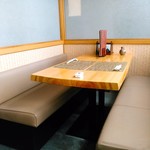 町田 うなぎ流木 - ４人掛け席。他少ないカウンター席も。