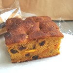 ブリコラージュ ブレッド アンド カンパニー - この日に新発売のパンプキンフォカッチャ。フォカッチャに旬のカボチャとレーズン、ピスタチオ。20180923 何かのスパイスが香るかしらと予想していましたが、意外にも優しい美味しさ。ほっこり秋の味覚♡