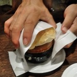 スンガリー - [料理] つぼ焼きビーフシチュー パンの蓋を取る ①