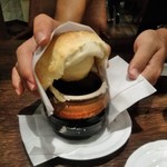 スンガリー - [料理] つぼ焼きビーフシチュー パンの蓋を取る ②