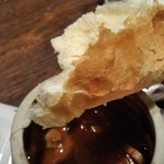 スンガリー - [料理] つぼ焼きビーフシチュー パンの蓋 切り口のアップ♪ｗ ①