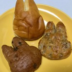 ベーカリー兎座LEPUS - バンズトリオ(手前から時計周りにチョコ、プレーン、クルミ)