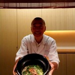 ご飯が炊けました！ひょうきんな石川氏（以下お店の方の写真アップ許可頂いています）