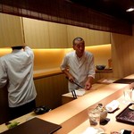 神楽坂 石かわ - お造りをつくってくれています！