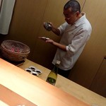 神楽坂 石かわ - 松茸を焼く準備をされています！