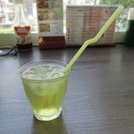 タイ国料理 ゲウチャイ - 涼しげなお茶　(プラのストローは如何に？)