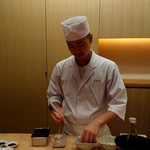 神楽坂 石かわ - 器に盛りつけてくれています！