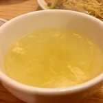 祥楽 - 炒飯（590円）に付いてるスープ