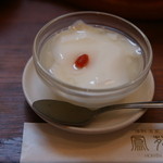 鳳苑 - ランチタイムにはこの杏仁豆腐がセットになる。