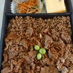Omiyage Dokoro Yamagata - 米沢の牛肉どまん中弁当、カレー味(税込1,250円)