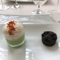 小笠原伯爵邸 - 左：ハモンイベリコのエスプーマ　右：黒オリーブのマダレナ