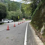 Tokubei Chaya - ちょうど徳兵衛茶屋さんの前の道、
      道路半分工事中で簡易信号機が設置してあって
      片側交互通行でした
