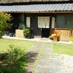 槇山 結 - 入口へのアプローチ