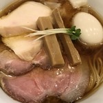 らぁ麺やまぐち - 改良された鶏と豚のチャーシューに、味玉、鶏ワンタン、メンマが乗った贅沢な鶏そばです！！