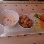 Bistro Chez Bun - 確か里芋のスープと長芋とタコの炒め物？ 人参のサラダ