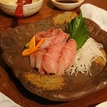 菜根譚 北海道中華 - 清蒸鮮魚の前のソイ刺身