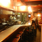 かどやホルモン店 - カウンター１７席のみで御座います。