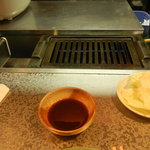 かどやホルモン店 - コンロはカウンターの向こうに。広く使えます。