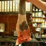 かどやホルモン店 - 捌く前のタン。和牛の証明。