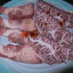 かどやホルモン店 - 向かって左。塩タン・ハーフ￥６００向かって右。ハラミ・ハーフ￥５００