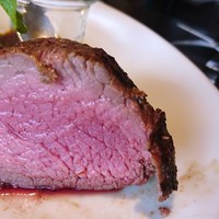 ワカヌイ グリル ダイニング バー 東京 - ステーキの焼き加減（ミディアムレア）