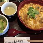 比内地鶏 ほっこりや - 比内地鶏の親子丼。鶏スープとサラダが付いています。